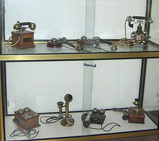 Vitrina con aparatos telefónicos